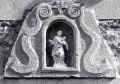 Dans la niche au-dessus de la porte d'entrée: une reproduction de la Vierge à l'Enfant de Delcour