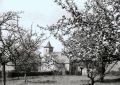 Le bâtiment au centre avec le pignon sans fenêtre est l'école catholique.