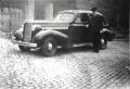 Emile Dozo d'Ellemelle en livrée de chauffeur pour le château de Plainevaux. Dodge Sedan 1938 six cylindres 82 Hp.
