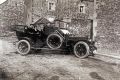 Vers 1920, l'automobile MORS de Joseph Warnier devant le 5, rue de l'Eglise à Warzée