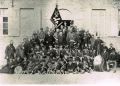 Exceptionnel! Une photo de 1887, un groupe de 77 personnes...