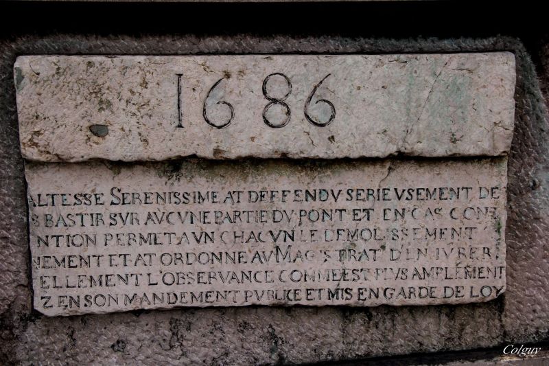 Fichier:Pierre sous la statue des Bourgeois du Pont de Huy.jpg