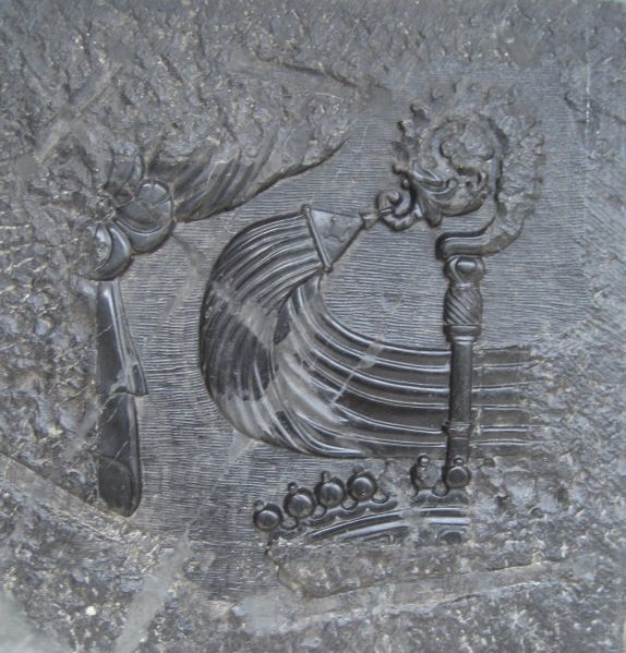 Fichier:Pierre tombale au Val-Notre-Dame.JPG