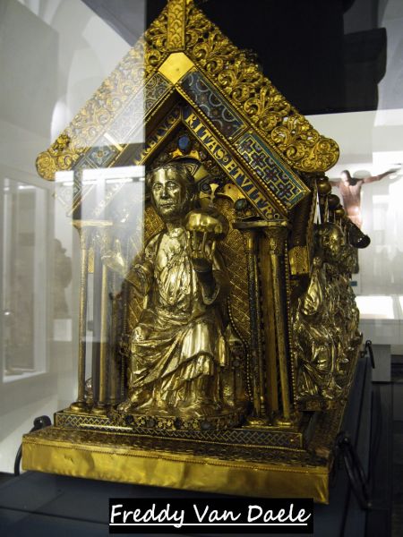 Fichier:Pignon de la châsse N.D.de Huy.JPG