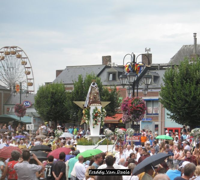 Fichier:Procession du 15 août à HUY 2012.JPG