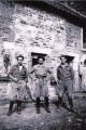 Les trois frères Simon à la ferme de Delà Les Monts à Hamoir avant leur mariage. A droite, Joseph qui viendra à Warzée