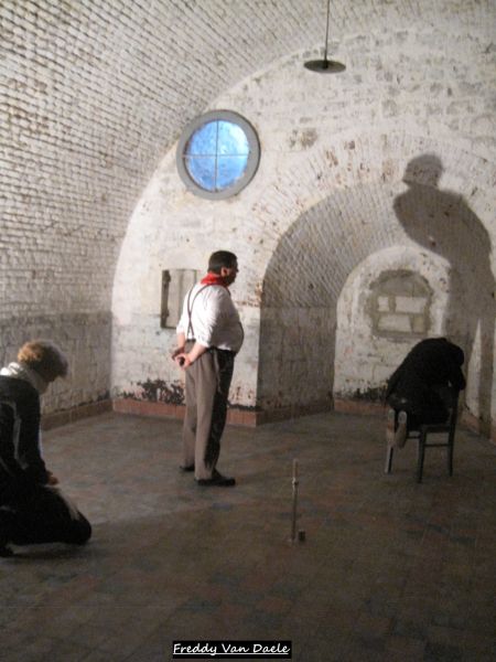 Fichier:Salle d'interrogatoire au Fort de Huy.JPG