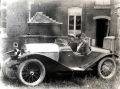 Joseph Sprumont et son épouse_derrière l'école des filles Rue des Pahys. La voiture est une Citroën C3 Torpédo