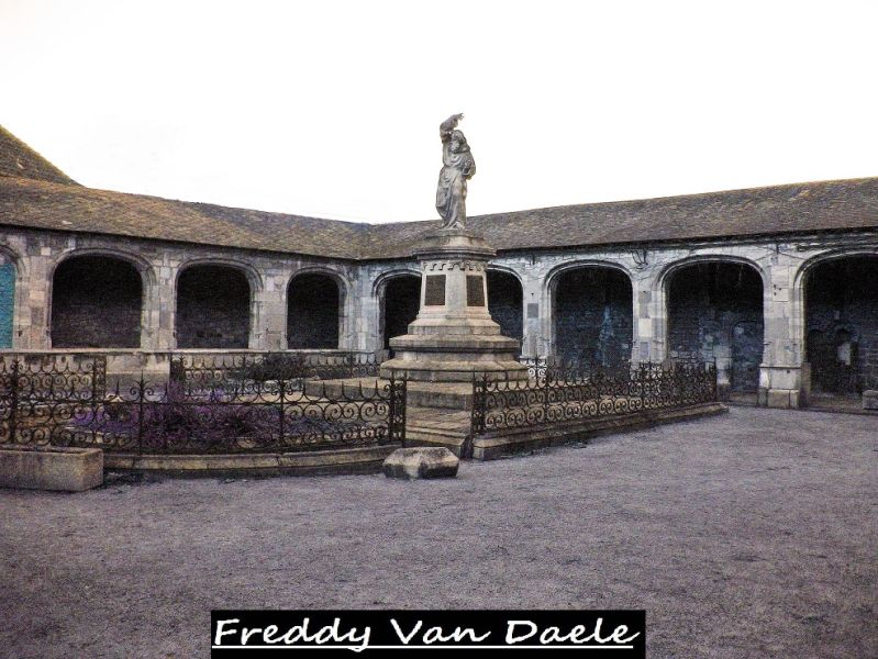 Fichier:Statue et cloître Neufmoustier.JPG