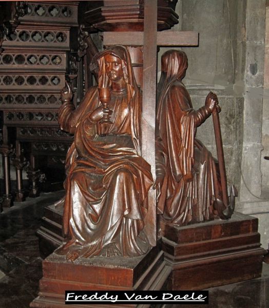 Fichier:Statues du pied de la Chaire de Vérité de Huy.JPG