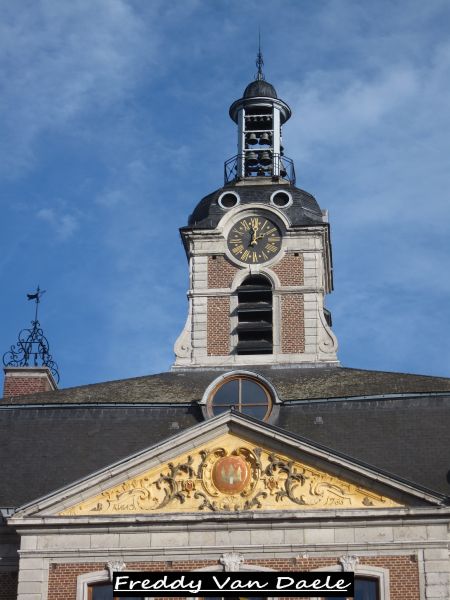 Fichier:Sur l'Hôtel de Ville de Huy.jpg