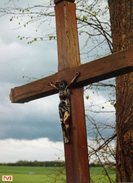 Fichier:Tilleul et crucifix de Solières.JPG