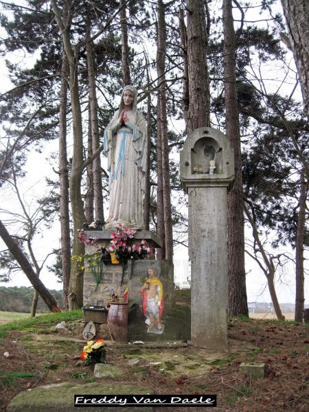 Fichier:Tombe d'Oultremont Villers-le-Bouillet.jpg