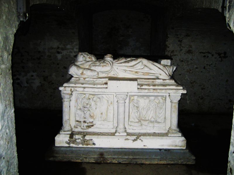 Fichier:Tombeau crypte Neufmoustier.jpg