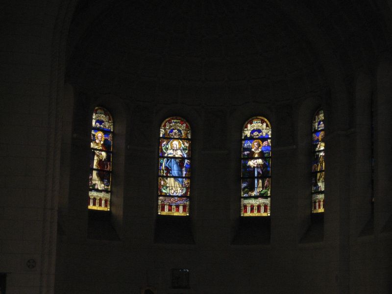Fichier:Vitrail dans l'église du Val-Notre-Dame.JPG